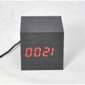 VST-869-1 часы настольные в деревянном корпусе (черный корпус, красные цифры)